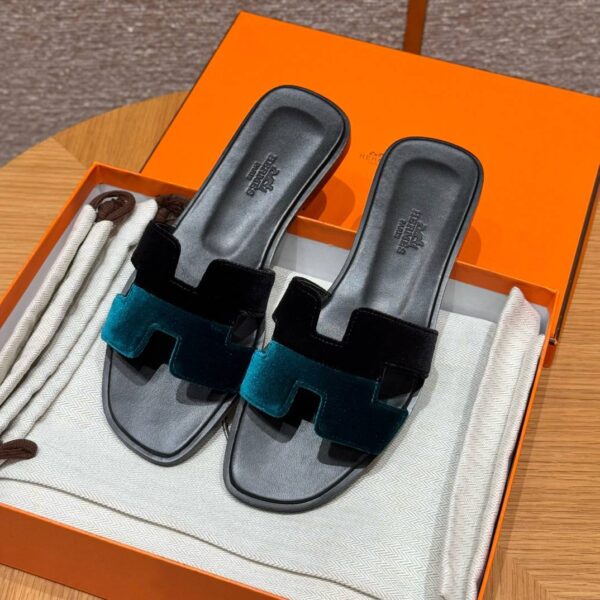 Hermes Oran Sandal, Noir/Lichen Suede