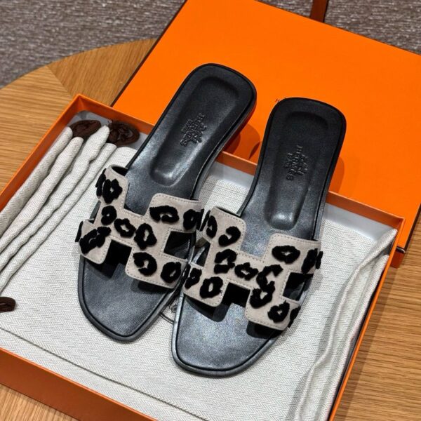 Hermes Oran Sandal, Beige Espuisse/Noir